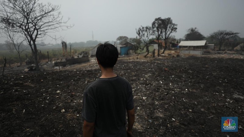 Petugas pemadam kebakaran melakukan pendinginan sisa kebakaran di Tempat Pemrosesan Akhir (TPA) Rawa Kucing, Kelurahan Kedaung Wetan, Neglasari, Tangerang, Banten, Senin (23/10/2023). (CNBC Indonesia/Tri Susilo)
