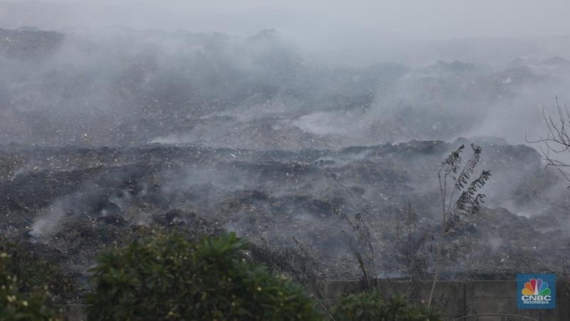 Petugas pemadam kebakaran melakukan pendinginan sisa kebakaran di Tempat Pemrosesan Akhir (TPA) Rawa Kucing, Kelurahan Kedaung Wetan,  Neglasari, Tangerang, Banten, Senin (23/10/2023).  (CNBC Indonesia/Tri Susilo)