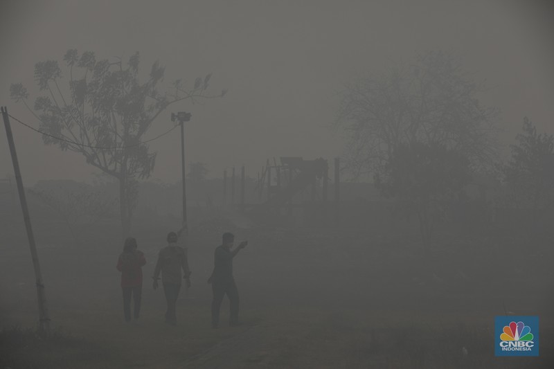 Petugas pemadam kebakaran melakukan pendinginan sisa kebakaran di Tempat Pemrosesan Akhir (TPA) Rawa Kucing, Kelurahan Kedaung Wetan,  Neglasari, Tangerang, Banten, Senin (23/10/2023).  (CNBC Indonesia/Tri Susilo)