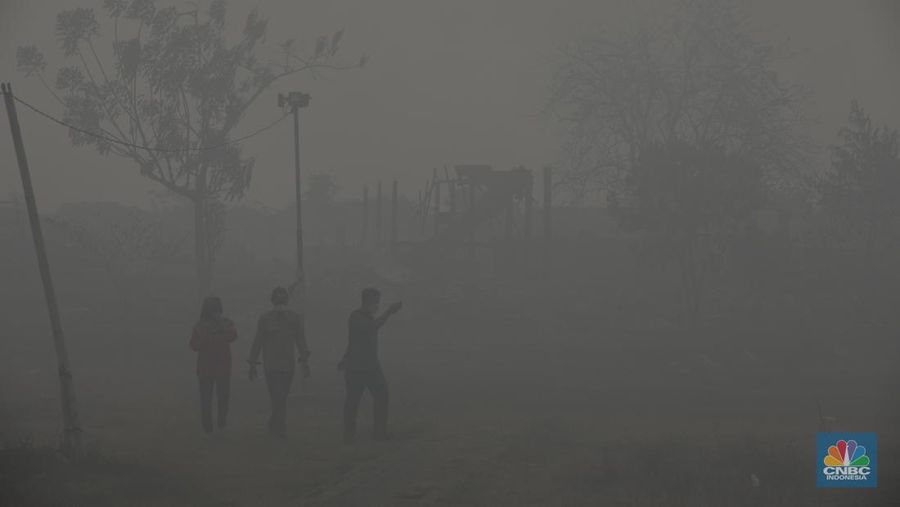 Petugas pemadam kebakaran melakukan pendinginan sisa kebakaran di Tempat Pemrosesan Akhir (TPA) Rawa Kucing, Kelurahan Kedaung Wetan,  Neglasari, Tangerang, Banten, Senin (23/10/2023).  (CNBC Indonesia/Tri Susilo)