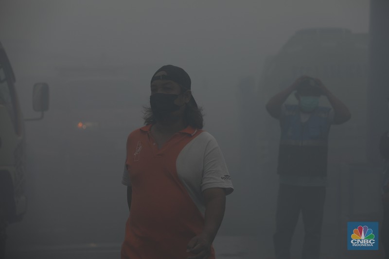 Petugas pemadam kebakaran melakukan pendinginan sisa kebakaran di Tempat Pemrosesan Akhir (TPA) Rawa Kucing, Kelurahan Kedaung Wetan, Neglasari, Tangerang, Banten, Senin (23/10/2023). (CNBC Indonesia/Tri Susilo)