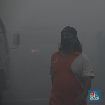 Ngeri! Kota Tangerang Dikepung Asap Hitam Pekat karena Ini