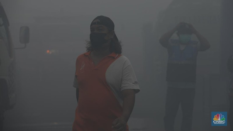 Petugas pemadam kebakaran melakukan pendinginan sisa kebakaran di Tempat Pemrosesan Akhir (TPA) Rawa Kucing, Kelurahan Kedaung Wetan, Neglasari, Tangerang, Banten, Senin (23/10/2023). (CNBC Indonesia/Tri Susilo)