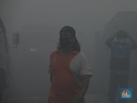 Ngeri! Kota Tangerang Dikepung Asap Hitam Pekat karena Ini