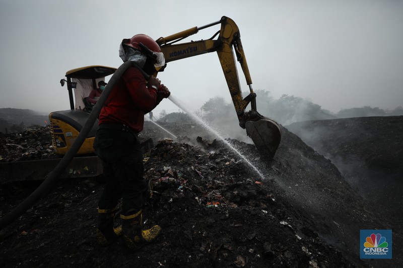 Petugas pemadam kebakaran melakukan pendinginan sisa kebakaran di Tempat Pemrosesan Akhir (TPA) Rawa Kucing, Kelurahan Kedaung Wetan, Neglasari, Tangerang, Banten, Senin (23/10/2023). Petugas pemadam kebakaran melakukan pendinginan sisa kebakaran di Tempat Pemrosesan Akhir (TPA) Rawa Kucing, Kelurahan Kedaung Wetan, Neglasari, Tangerang, Banten, Senin (23/10/2023). (CNBC Indonesia/Tri Susilo)