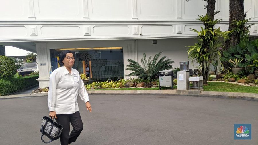 Presiden Joko Widodo Memanggil Menteri Keuangan Sri Mulyani ke Istana. (CNBC Indonesia/Emir Yanwardhana)