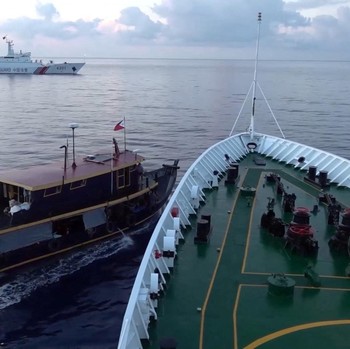 Filipina-China Memanas, Kapal Saling Bertabrakan di LCS