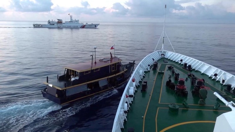 Sebuah kapal penjaga pantai Tiongkok dan kapal yang menyertainya menabrak kapal penjaga pantai Filipina dan kapal pasokan yang dikelola militer pada hari Minggu di perairan dangkal yang diperebutkan, kata para pejabat Filipina, dalam sebuah pertemuan yang meningkatkan kekhawatiran akan konflik bersenjata di wilayah tersebut. sengketa Laut Cina Selatan. (Tangkapan Layar Video Reuters/PHILIPPINE COAST GUARD HANDOUT)