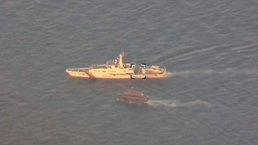 Sebuah kapal penjaga pantai Tiongkok dan kapal yang menyertainya menabrak kapal penjaga pantai Filipina dan kapal pasokan yang dikelola militer pada hari Minggu di perairan dangkal yang diperebutkan, kata para pejabat Filipina, dalam sebuah pertemuan yang meningkatkan kekhawatiran akan konflik bersenjata di wilayah tersebut. sengketa Laut Cina Selatan. (Tangkapan Layar Video Reuters/PHILIPPINE COAST GUARD HANDOUT)