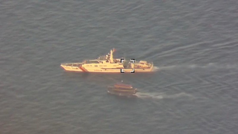 Sebuah kapal penjaga pantai Tiongkok dan kapal yang menyertainya menabrak kapal penjaga pantai Filipina dan kapal pasokan yang dikelola militer pada hari Minggu di perairan dangkal yang diperebutkan, kata para pejabat Filipina, dalam sebuah pertemuan yang meningkatkan kekhawatiran akan konflik bersenjata di wilayah tersebut. sengketa Laut Cina Selatan. (Tangkapan Layar Video Reuters/PHILIPPINE COAST GUARD HANDOUT)