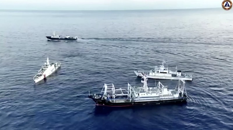 Sebuah kapal penjaga pantai Tiongkok dan kapal yang menyertainya menabrak kapal penjaga pantai Filipina dan kapal pasokan yang dikelola militer pada hari Minggu di perairan dangkal yang diperebutkan, kata para pejabat Filipina, dalam sebuah pertemuan yang meningkatkan kekhawatiran akan konflik bersenjata di wilayah tersebut. sengketa Laut Cina Selatan. Sebuah kapal penjaga pantai Tiongkok dan kapal yang menyertainya menabrak kapal penjaga pantai Filipina dan kapal pasokan yang dikelola militer pada hari Minggu di perairan dangkal yang diperebutkan, kata para pejabat Filipina, dalam sebuah pertemuan yang meningkatkan kekhawatiran akan konflik bersenjata di wilayah tersebut. sengketa Laut Cina Selatan. (Tangkapan Layar Video Reuters/PHILIPPINE COAST GUARD HANDOUT)