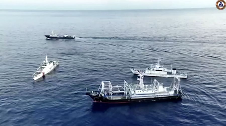 Sebuah kapal penjaga pantai Tiongkok dan kapal yang menyertainya menabrak kapal penjaga pantai Filipina dan kapal pasokan yang dikelola militer pada hari Minggu di perairan dangkal yang diperebutkan, kata para pejabat Filipina, dalam sebuah pertemuan yang meningkatkan kekhawatiran akan konflik bersenjata di wilayah tersebut. sengketa Laut Cina Selatan. (Tangkapan Layar Video Reuters/PHILIPPINE COAST GUARD HANDOUT)