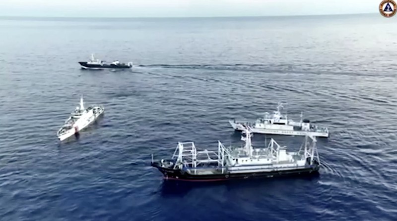 Sebuah kapal penjaga pantai Tiongkok dan kapal yang menyertainya menabrak kapal penjaga pantai Filipina dan kapal pasokan yang dikelola militer pada hari Minggu di perairan dangkal yang diperebutkan, kata para pejabat Filipina, dalam sebuah pertemuan yang meningkatkan kekhawatiran akan konflik bersenjata di wilayah tersebut. sengketa Laut Cina Selatan. (Tangkapan Layar Video Reuters/PHILIPPINE COAST GUARD HANDOUT)