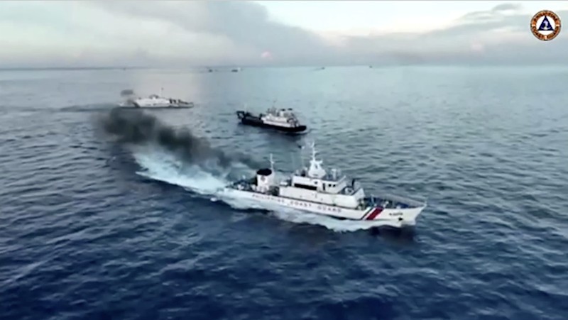 Sebuah kapal penjaga pantai Tiongkok dan kapal yang menyertainya menabrak kapal penjaga pantai Filipina dan kapal pasokan yang dikelola militer pada hari Minggu di perairan dangkal yang diperebutkan, kata para pejabat Filipina, dalam sebuah pertemuan yang meningkatkan kekhawatiran akan konflik bersenjata di wilayah tersebut. sengketa Laut Cina Selatan. (Tangkapan Layar Video Reuters/PHILIPPINE COAST GUARD HANDOUT)