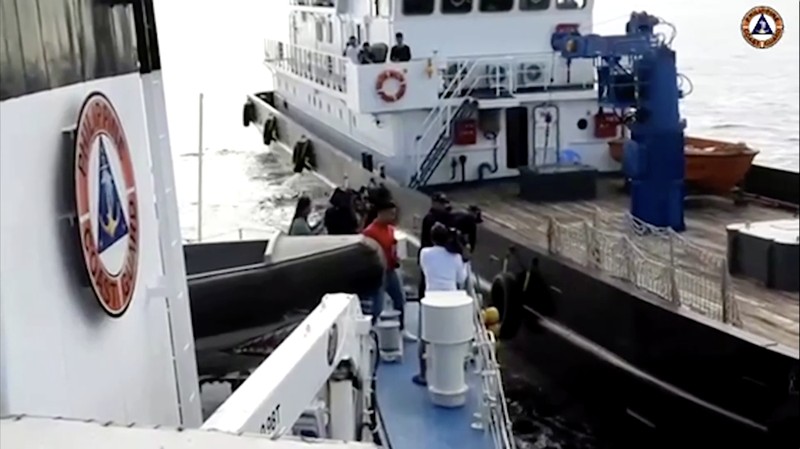 Sebuah kapal penjaga pantai Tiongkok dan kapal yang menyertainya menabrak kapal penjaga pantai Filipina dan kapal pasokan yang dikelola militer pada hari Minggu di perairan dangkal yang diperebutkan, kata para pejabat Filipina, dalam sebuah pertemuan yang meningkatkan kekhawatiran akan konflik bersenjata di wilayah tersebut. sengketa Laut Cina Selatan. (Tangkapan Layar Video Reuters/PHILIPPINE COAST GUARD HANDOUT)