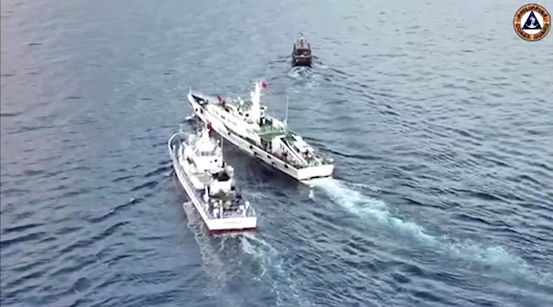 Sebuah kapal penjaga pantai Tiongkok dan kapal yang menyertainya menabrak kapal penjaga pantai Filipina dan kapal pasokan yang dikelola militer pada hari Minggu di perairan dangkal yang diperebutkan, kata para pejabat Filipina, dalam sebuah pertemuan yang meningkatkan kekhawatiran akan konflik bersenjata di wilayah tersebut. sengketa Laut Cina Selatan. Sebuah kapal penjaga pantai Tiongkok dan kapal yang menyertainya menabrak kapal penjaga pantai Filipina dan kapal pasokan yang dikelola militer pada hari Minggu di perairan dangkal yang diperebutkan, kata para pejabat Filipina, dalam sebuah pertemuan yang meningkatkan kekhawatiran akan konflik bersenjata di wilayah tersebut. sengketa Laut Cina Selatan. (Tangkapan Layar Video Reuters/PHILIPPINE COAST GUARD HANDOUT)