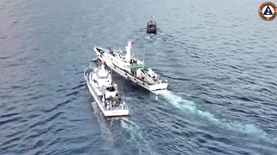 Sebuah kapal penjaga pantai Tiongkok dan kapal yang menyertainya menabrak kapal penjaga pantai Filipina dan kapal pasokan yang dikelola militer pada hari Minggu di perairan dangkal yang diperebutkan, kata para pejabat Filipina, dalam sebuah pertemuan yang meningkatkan kekhawatiran akan konflik bersenjata di wilayah tersebut. sengketa Laut Cina Selatan. (Tangkapan Layar Video Reuters/PHILIPPINE COAST GUARD HANDOUT)