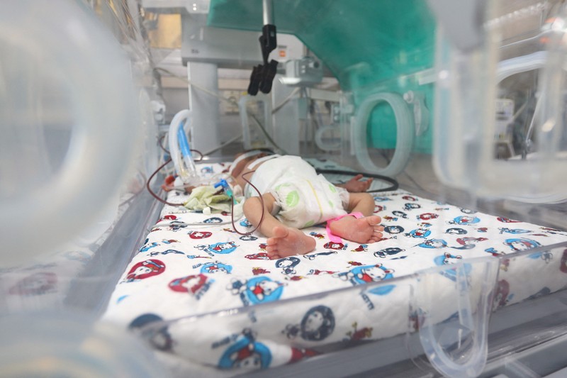 Seorang bayi Palestina prematur terbaring di inkubator di bangsal bersalin Rumah Sakit Shifa, yang menurut pejabat kesehatan akan ditutup karena kehabisan bahan bakar dan listrik, seiring dengan berlanjutnya konflik antara Israel dan kelompok Islam Palestina Hamas, di Gaza Kota 22 Oktober 2023. (REUTERS/Mohammed Al-Masri)