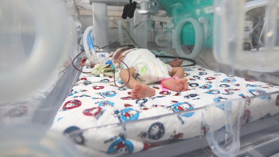 Seorang bayi Palestina prematur terbaring di inkubator di bangsal bersalin Rumah Sakit Shifa, yang menurut pejabat kesehatan akan ditutup karena kehabisan bahan bakar dan listrik, seiring dengan berlanjutnya konflik antara Israel dan kelompok Islam Palestina Hamas, di Gaza Kota 22 Oktober 2023. (REUTERS/Mohammed Al-Masri)
