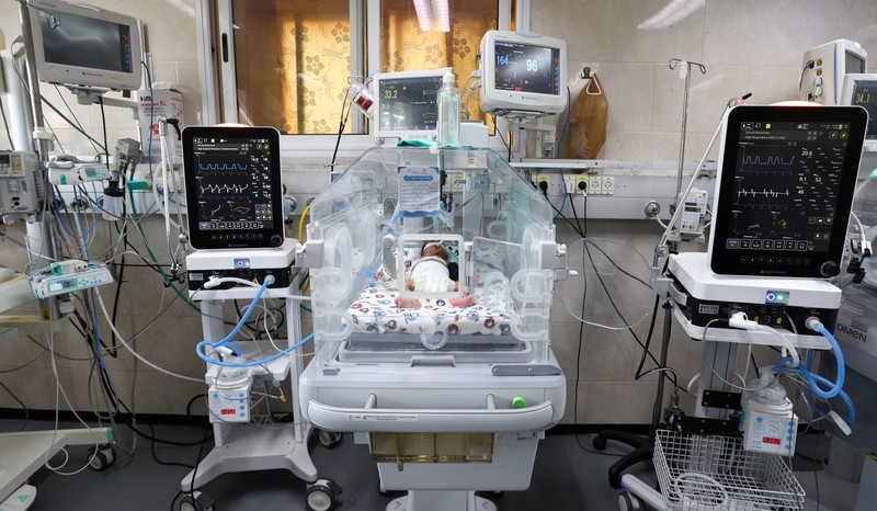 Seorang bayi Palestina prematur terbaring di inkubator di bangsal bersalin Rumah Sakit Shifa, yang menurut pejabat kesehatan akan ditutup karena kehabisan bahan bakar dan listrik, seiring dengan berlanjutnya konflik antara Israel dan kelompok Islam Palestina Hamas, di Gaza Kota 22 Oktober 2023. (REUTERS/Mohammed Al-Masri)