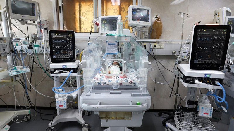 Seorang bayi Palestina prematur terbaring di inkubator di bangsal bersalin Rumah Sakit Shifa, yang menurut pejabat kesehatan akan ditutup karena kehabisan bahan bakar dan listrik, seiring dengan berlanjutnya konflik antara Israel dan kelompok Islam Palestina Hamas, di Gaza Kota 22 Oktober 2023. (REUTERS/Mohammed Al-Masri)