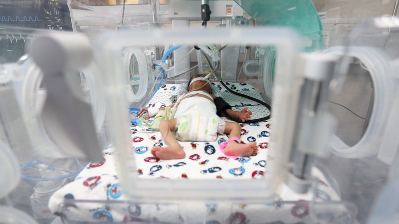 Seorang bayi Palestina prematur terbaring di inkubator di bangsal bersalin Rumah Sakit Shifa, yang menurut pejabat kesehatan akan ditutup karena kehabisan bahan bakar dan listrik, seiring dengan berlanjutnya konflik antara Israel dan kelompok Islam Palestina Hamas, di Gaza Kota 22 Oktober 2023. Seorang bayi Palestina prematur terbaring di inkubator di bangsal bersalin Rumah Sakit Shifa, yang menurut pejabat kesehatan akan ditutup karena kehabisan bahan bakar dan listrik, seiring dengan berlanjutnya konflik antara Israel dan kelompok Islam Palestina Hamas, di Gaza Kota 22 Oktober 2023. (REUTERS/Mohammed Al-Masri)