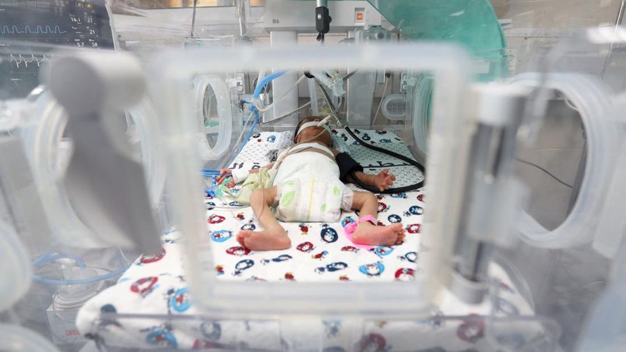 Seorang bayi Palestina prematur terbaring di inkubator di bangsal bersalin Rumah Sakit Shifa, yang menurut pejabat kesehatan akan ditutup karena kehabisan bahan bakar dan listrik, seiring dengan berlanjutnya konflik antara Israel dan kelompok Islam Palestina Hamas, di Gaza Kota 22 Oktober 2023. (REUTERS/Mohammed Al-Masri)