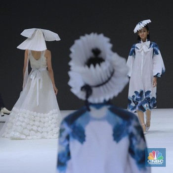 Intip Busana Karya Desainer RI di Jakarta Fashion Week