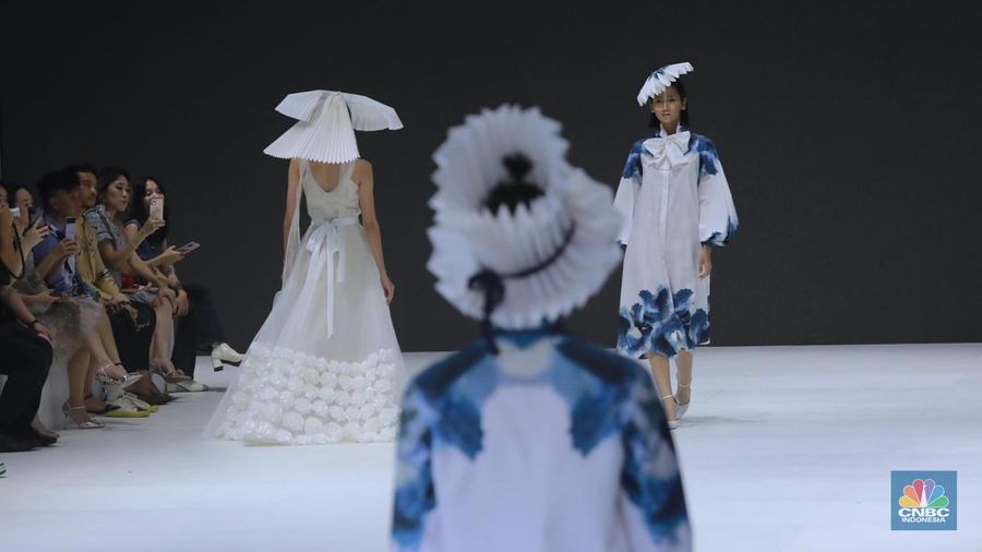 Seorang model membawakan busana karya Albert Yanuar saat gelaran Jakarta Fashion Week (JFW) 2024 di Pondok Indah Mall, Senin (23/10/2023). (CNBC Indonesia/Muhammad Sabki)