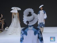 Intip Busana Karya Desainer RI di Jakarta Fashion Week