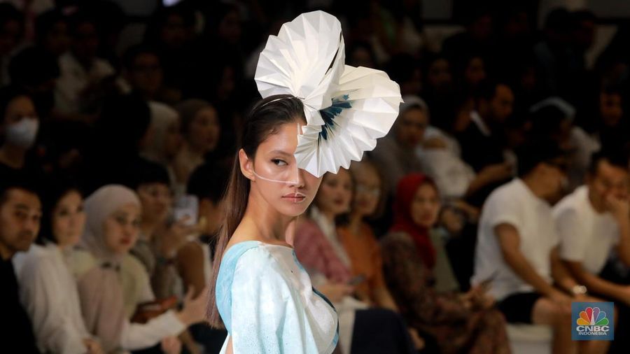 Seorang model membawakan busana karya Albert Yanuar saat gelaran Jakarta Fashion Week (JFW) 2024 di Pondok Indah Mall, Senin (23/10/2023). (CNBC Indonesia/Muhammad Sabki)