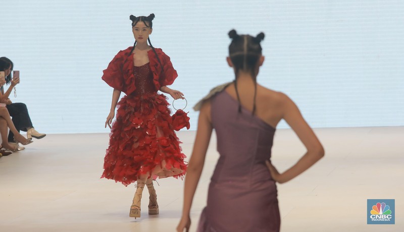 Seorang model membawakan busana karya Albert Yanuar saat gelaran Jakarta Fashion Week (JFW) 2024 di Pondok Indah Mall, Senin (23/10/2023). (CNBC Indonesia/Muhammad Sabki)