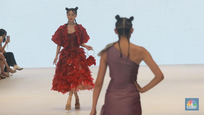 Seorang model membawakan busana karya Albert Yanuar saat gelaran Jakarta Fashion Week (JFW) 2024 di Pondok Indah Mall, Senin (23/10/2023). (CNBC Indonesia/Muhammad Sabki)