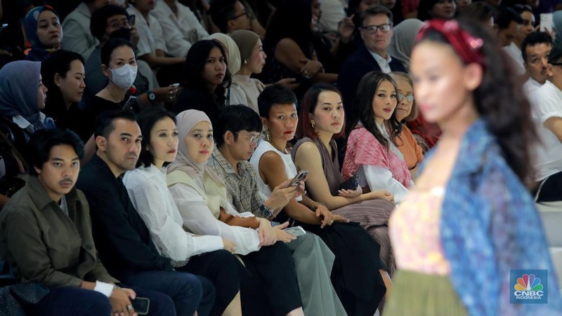 Seorang model membawakan busana karya Albert Yanuar saat gelaran Jakarta Fashion Week (JFW) 2024 di Pondok Indah Mall, Senin (23/10/2023). (CNBC Indonesia/Muhammad Sabki)