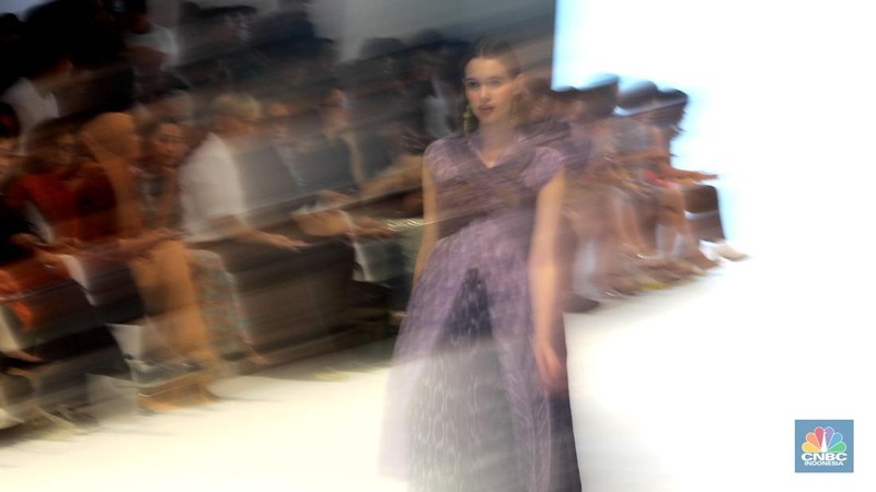 Seorang model membawakan busana karya Albert Yanuar saat gelaran Jakarta Fashion Week (JFW) 2024 di Pondok Indah Mall, Senin (23/10/2023). (CNBC Indonesia/Muhammad Sabki)