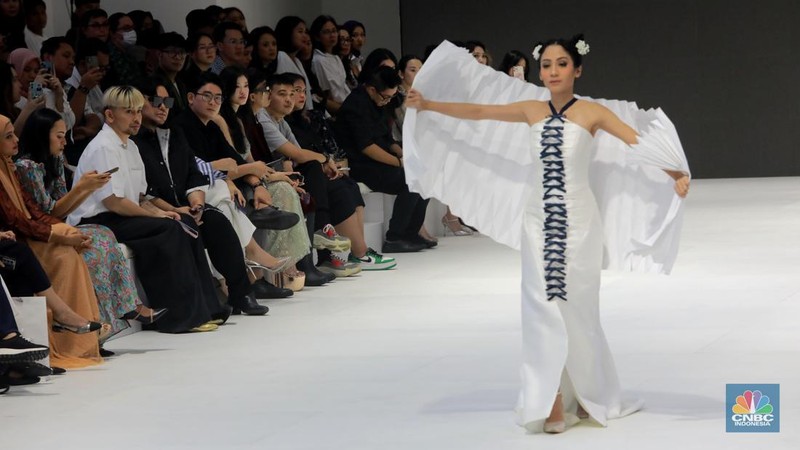 Seorang model membawakan busana karya Albert Yanuar saat gelaran Jakarta Fashion Week (JFW) 2024 di Pondok Indah Mall, Senin (23/10/2023). (CNBC Indonesia/Muhammad Sabki)