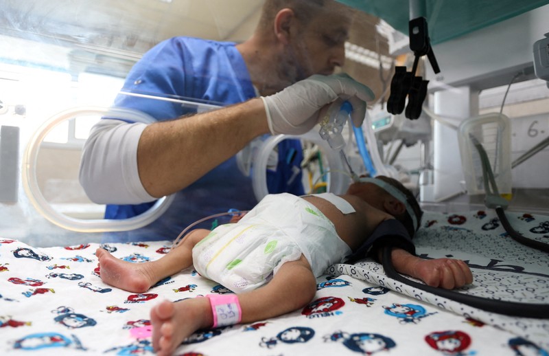 Seorang bayi Palestina prematur terbaring di inkubator di bangsal bersalin Rumah Sakit Shifa, yang menurut pejabat kesehatan akan ditutup karena kehabisan bahan bakar dan listrik, seiring dengan berlanjutnya konflik antara Israel dan kelompok Islam Palestina Hamas, di Gaza Kota 22 Oktober 2023. Seorang bayi Palestina prematur terbaring di inkubator di bangsal bersalin Rumah Sakit Shifa, yang menurut pejabat kesehatan akan ditutup karena kehabisan bahan bakar dan listrik, seiring dengan berlanjutnya konflik antara Israel dan kelompok Islam Palestina Hamas, di Gaza Kota 22 Oktober 2023. (REUTERS/Mohammed Al-Masri)