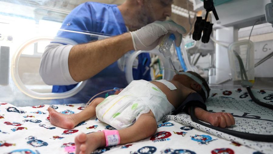Seorang bayi Palestina prematur terbaring di inkubator di bangsal bersalin Rumah Sakit Shifa, yang menurut pejabat kesehatan akan ditutup karena kehabisan bahan bakar dan listrik, seiring dengan berlanjutnya konflik antara Israel dan kelompok Islam Palestina Hamas, di Gaza Kota 22 Oktober 2023. (REUTERS/Mohammed Al-Masri)