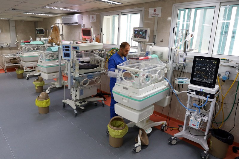 Seorang bayi Palestina prematur terbaring di inkubator di bangsal bersalin Rumah Sakit Shifa, yang menurut pejabat kesehatan akan ditutup karena kehabisan bahan bakar dan listrik, seiring dengan berlanjutnya konflik antara Israel dan kelompok Islam Palestina Hamas, di Gaza Kota 22 Oktober 2023. Seorang bayi Palestina prematur terbaring di inkubator di bangsal bersalin Rumah Sakit Shifa, yang menurut pejabat kesehatan akan ditutup karena kehabisan bahan bakar dan listrik, seiring dengan berlanjutnya konflik antara Israel dan kelompok Islam Palestina Hamas, di Gaza Kota 22 Oktober 2023. (REUTERS/Mohammed Al-Masri)