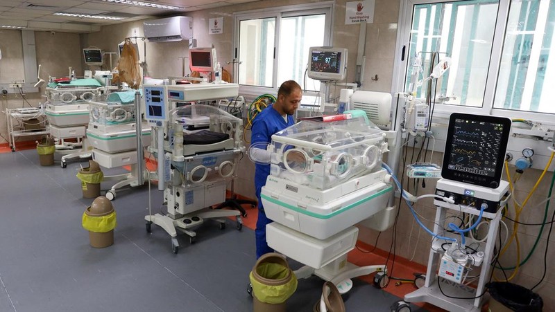 Seorang bayi Palestina prematur terbaring di inkubator di bangsal bersalin Rumah Sakit Shifa, yang menurut pejabat kesehatan akan ditutup karena kehabisan bahan bakar dan listrik, seiring dengan berlanjutnya konflik antara Israel dan kelompok Islam Palestina Hamas, di Gaza Kota 22 Oktober 2023. (REUTERS/Mohammed Al-Masri)