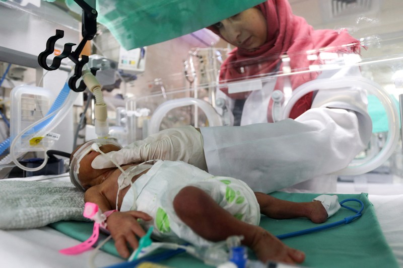Seorang bayi Palestina prematur terbaring di inkubator di bangsal bersalin Rumah Sakit Shifa, yang menurut pejabat kesehatan akan ditutup karena kehabisan bahan bakar dan listrik, seiring dengan berlanjutnya konflik antara Israel dan kelompok Islam Palestina Hamas, di Gaza Kota 22 Oktober 2023. Seorang bayi Palestina prematur terbaring di inkubator di bangsal bersalin Rumah Sakit Shifa, yang menurut pejabat kesehatan akan ditutup karena kehabisan bahan bakar dan listrik, seiring dengan berlanjutnya konflik antara Israel dan kelompok Islam Palestina Hamas, di Gaza Kota 22 Oktober 2023. (REUTERS/Mohammed Al-Masri)