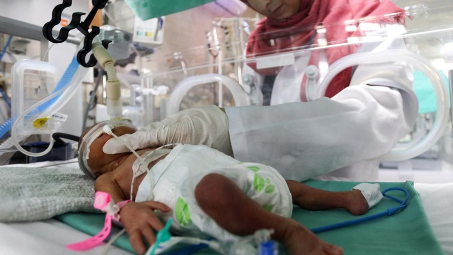 Seorang bayi Palestina prematur terbaring di inkubator di bangsal bersalin Rumah Sakit Shifa, yang menurut pejabat kesehatan akan ditutup karena kehabisan bahan bakar dan listrik, seiring dengan berlanjutnya konflik antara Israel dan kelompok Islam Palestina Hamas, di Gaza Kota 22 Oktober 2023. (REUTERS/Mohammed Al-Masri)