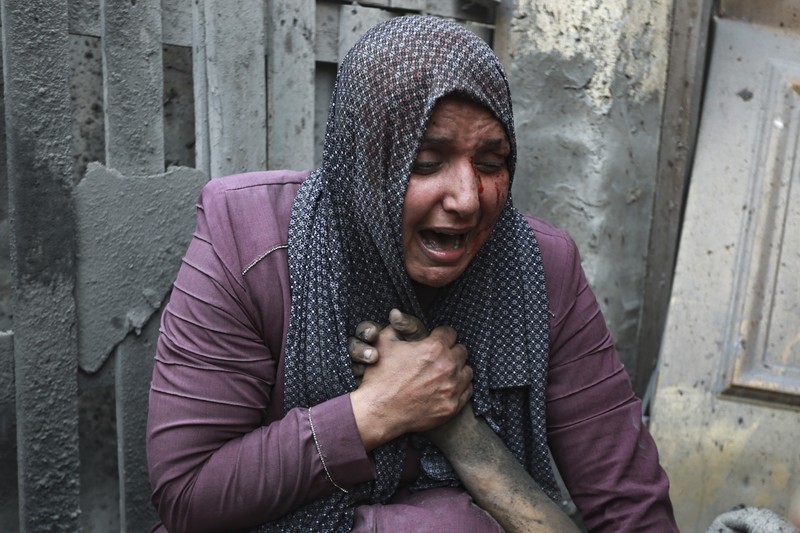 Warga Palestina yang terluka dalam pemboman Israel di Jalur Gaza dibawa ke rumah sakit di Rafah pada Senin, 23 Oktober 2023. Warga Palestina yang terluka dalam pemboman Israel di Jalur Gaza dibawa ke rumah sakit di Rafah pada Senin, 23 Oktober 2023. (AP Photo/Hatem Ali)
