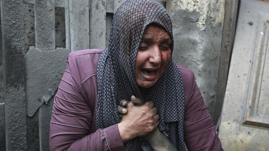 Warga Palestina yang terluka dalam pemboman Israel di Jalur Gaza dibawa ke rumah sakit di Rafah pada Senin, 23 Oktober 2023. (AP Photo/Hatem Ali)
