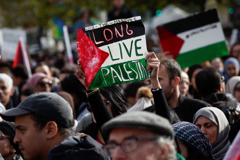 Demonstran pro-Palestina melakaukan unjuk rasa di London, Inggris, Sabtu (21/10/2023). (REUTERS/Hannah McKay) Demonstran pro-Palestina melakaukan unjuk rasa di London, Inggris, Sabtu (21/10/2023). (REUTERS/Hannah McKay)
