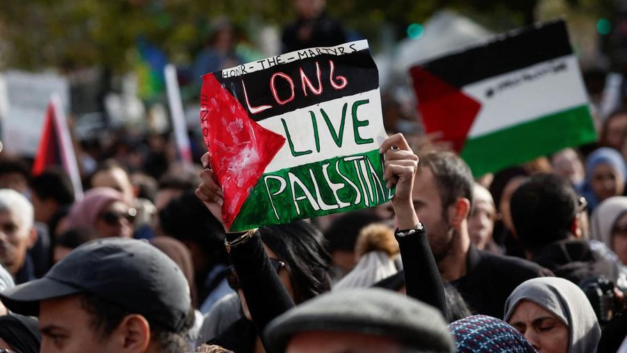 Serikat buruh dan sejumlkah organisasi di Prancis melakukan aksi unjuk rasa pro-Palestina di Place de la Republique di Paris, Prancis, Minggu (22/10/2023). Dalam aksi ini mereka menyerukan perdamaian dan gencatan senjata segera di Gaza. (REUTERS/Benoit Tessier)