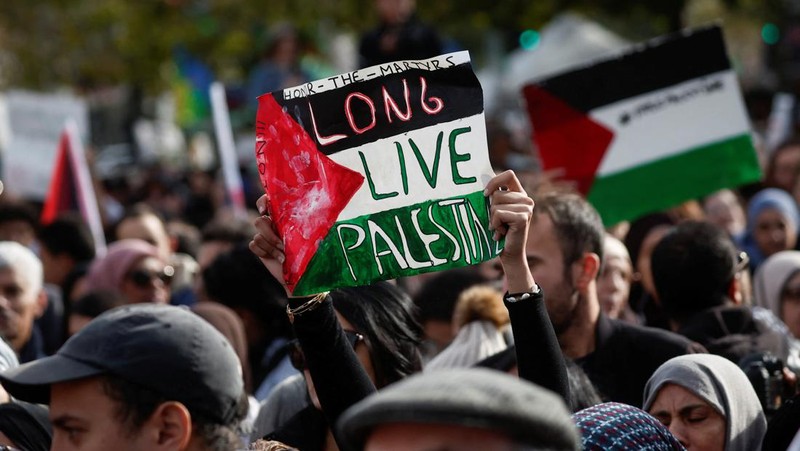 Demonstran pro-Palestina melakaukan unjuk rasa di London, Inggris, Sabtu (21/10/2023). (REUTERS/Hannah McKay)