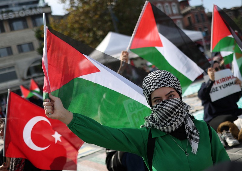 Demonstran pro-Palestina melakaukan unjuk rasa di London, Inggris, Sabtu (21/10/2023). (REUTERS/Hannah McKay)