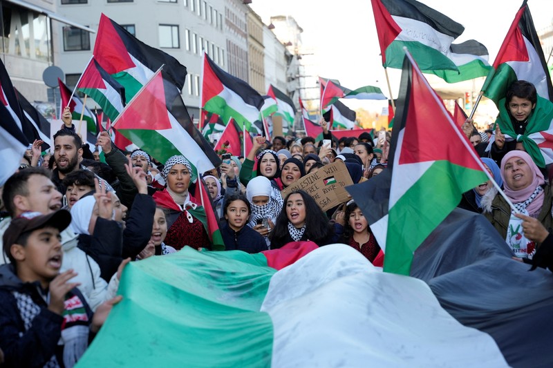 Demonstran pro-Palestina melakaukan unjuk rasa di London, Inggris, Sabtu (21/10/2023). (REUTERS/Hannah McKay)