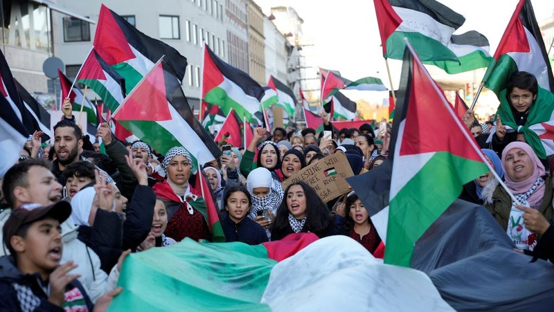Demonstran pro-Palestina melakaukan unjuk rasa di London, Inggris, Sabtu (21/10/2023). (REUTERS/Hannah McKay)